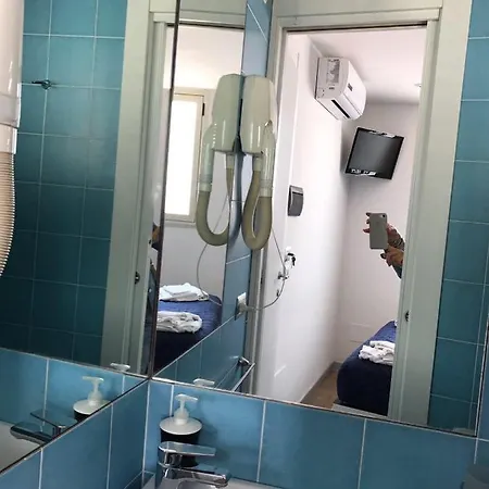 La Stanza Sul Porto Di Piccina Piccina Con Bagno Privato E Terrazzino Vista Mare 3*