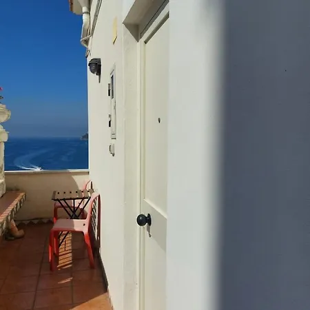 La Stanza Sul Porto Di Piccina Piccina Con Bagno Privato E Terrazzino Vista Mare Konukevi