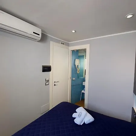 La Stanza Sul Porto Di Piccina Piccina Con Bagno Privato E Terrazzino Vista Mare Konukevi