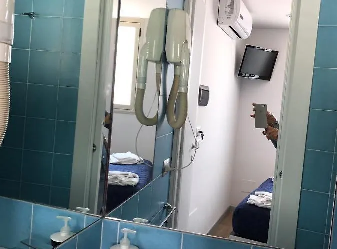 La Stanza Sul Porto Di Piccina Piccina Con Bagno Privato E Terrazzino Vista Mare 3*