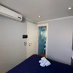 La Stanza Sul Porto Di Piccina Piccina Con Bagno Privato E Terrazzino Vista Mare Affittacamere