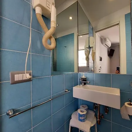 Guest house La Stanza Sul Porto Di Piccina Piccina Con Bagno Privato E Terrazzino Vista Mare 3*