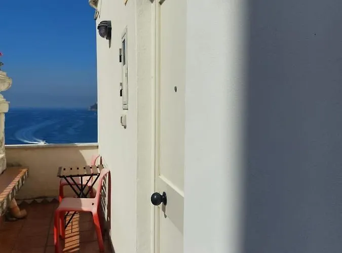 La Stanza Sul Porto Di Piccina Piccina Con Bagno Privato E Terrazzino Vista Mare Konukevi