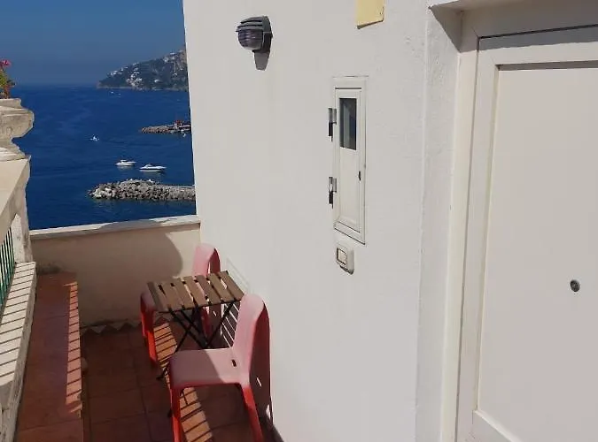 La Stanza Sul Porto Di Piccina Piccina Con Bagno Privato E Terrazzino Vista Mare Konukevi Amalfi